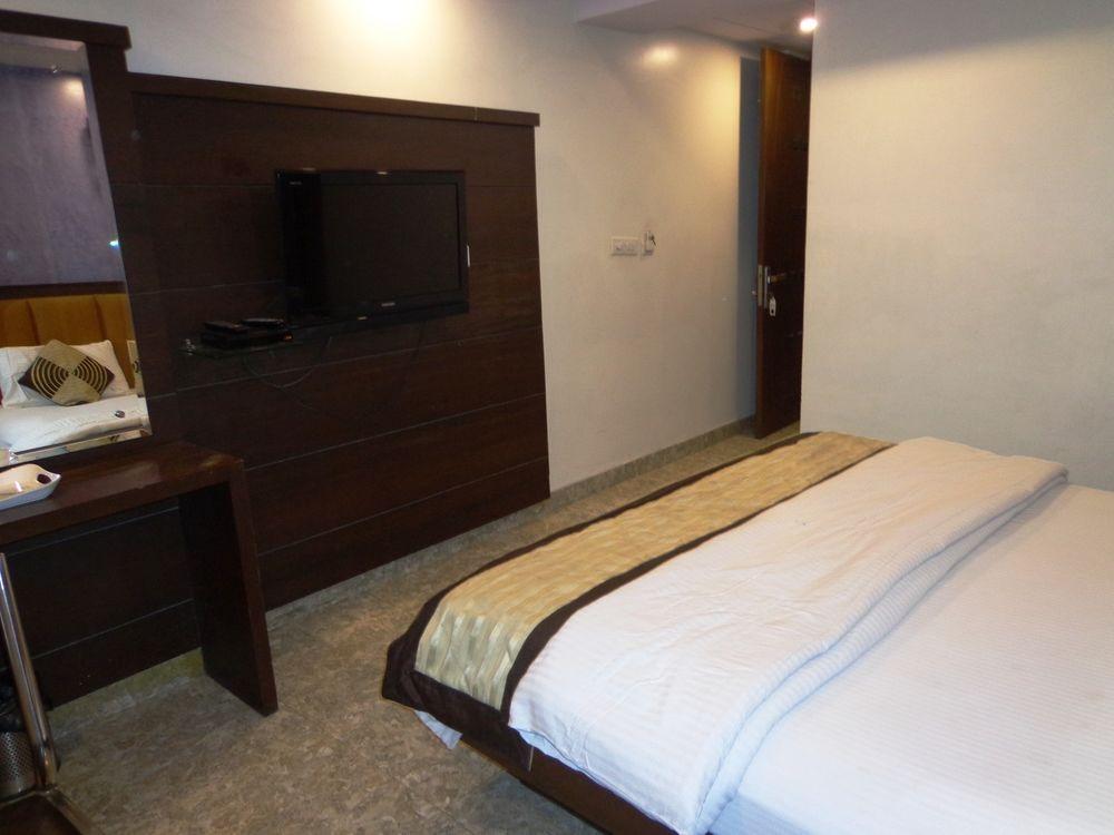 Hotel Oyo 1912 Dada New Delhi