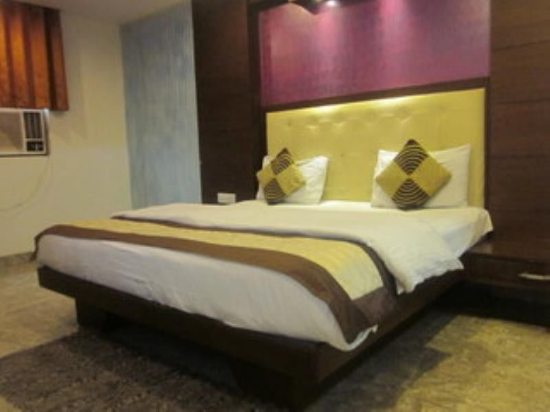 Hotel Oyo 1912 Dada New Delhi