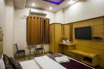 Oyo 1912 Dada 3* New Delhi