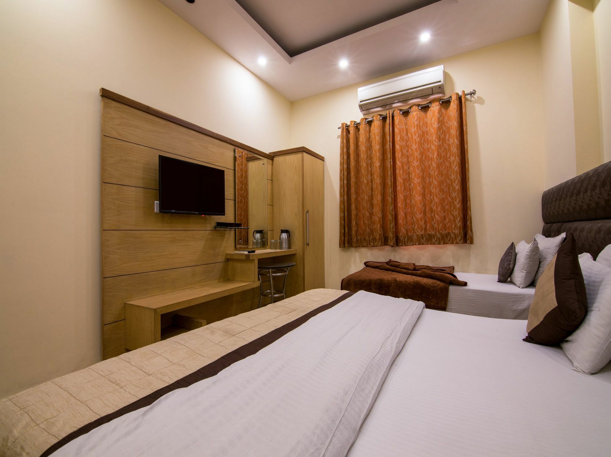 Hotel Oyo 1912 Dada New Delhi